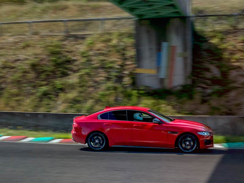 جاكوار XE تسجل إنجازاً جديداً على حلبة سباقات منسية في فرنسا